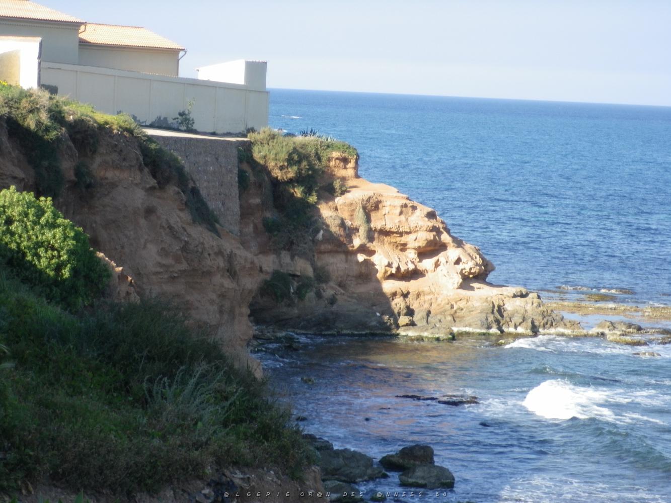 1389 les rochers sur la route du cap carbon .JPG